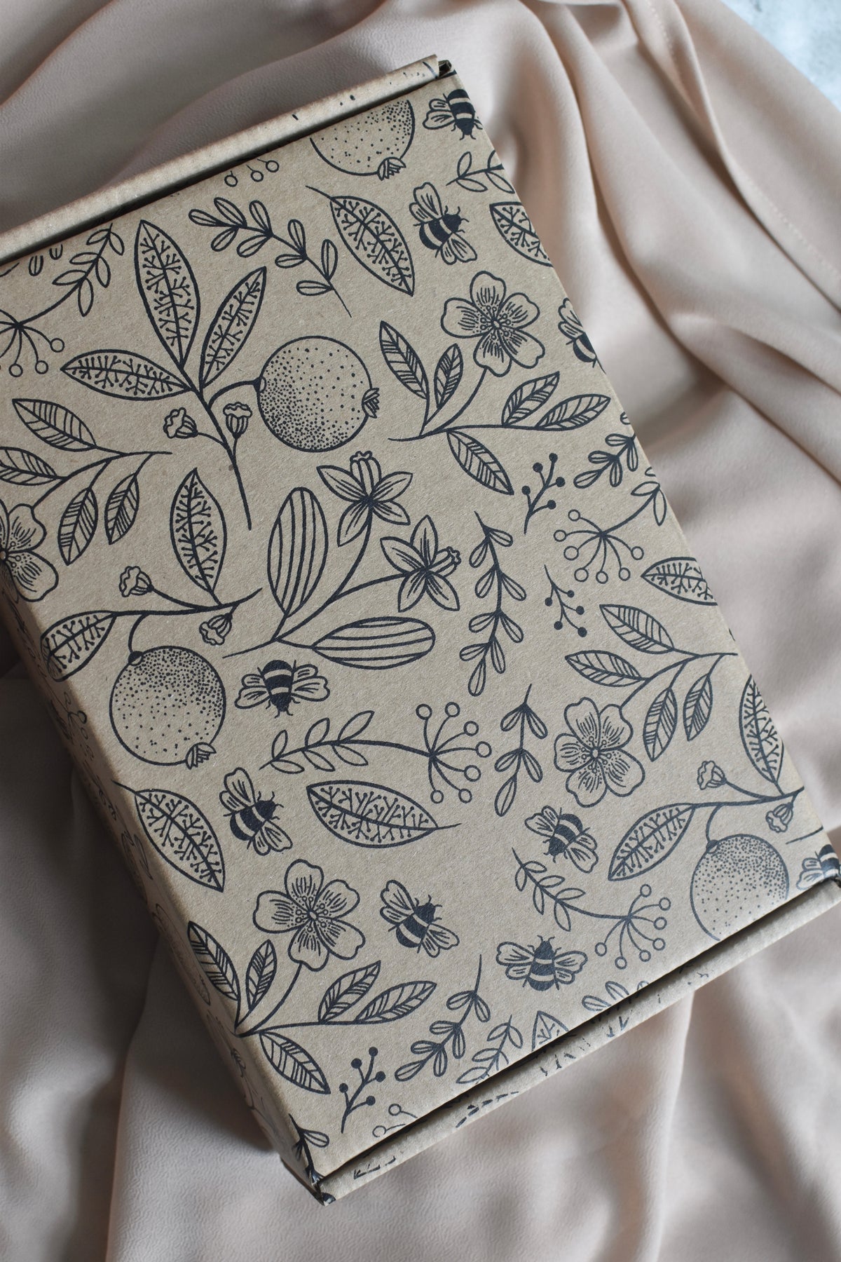 Gift box & ribbon (citrus garden) — view 3