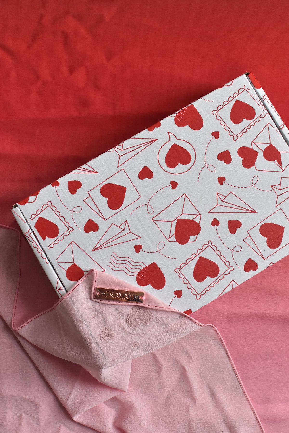 Gift box & ribbon (You’ve got Mail) — view 3